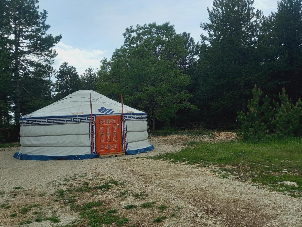 A Ventoux Yourte Monieux Exteriör bild