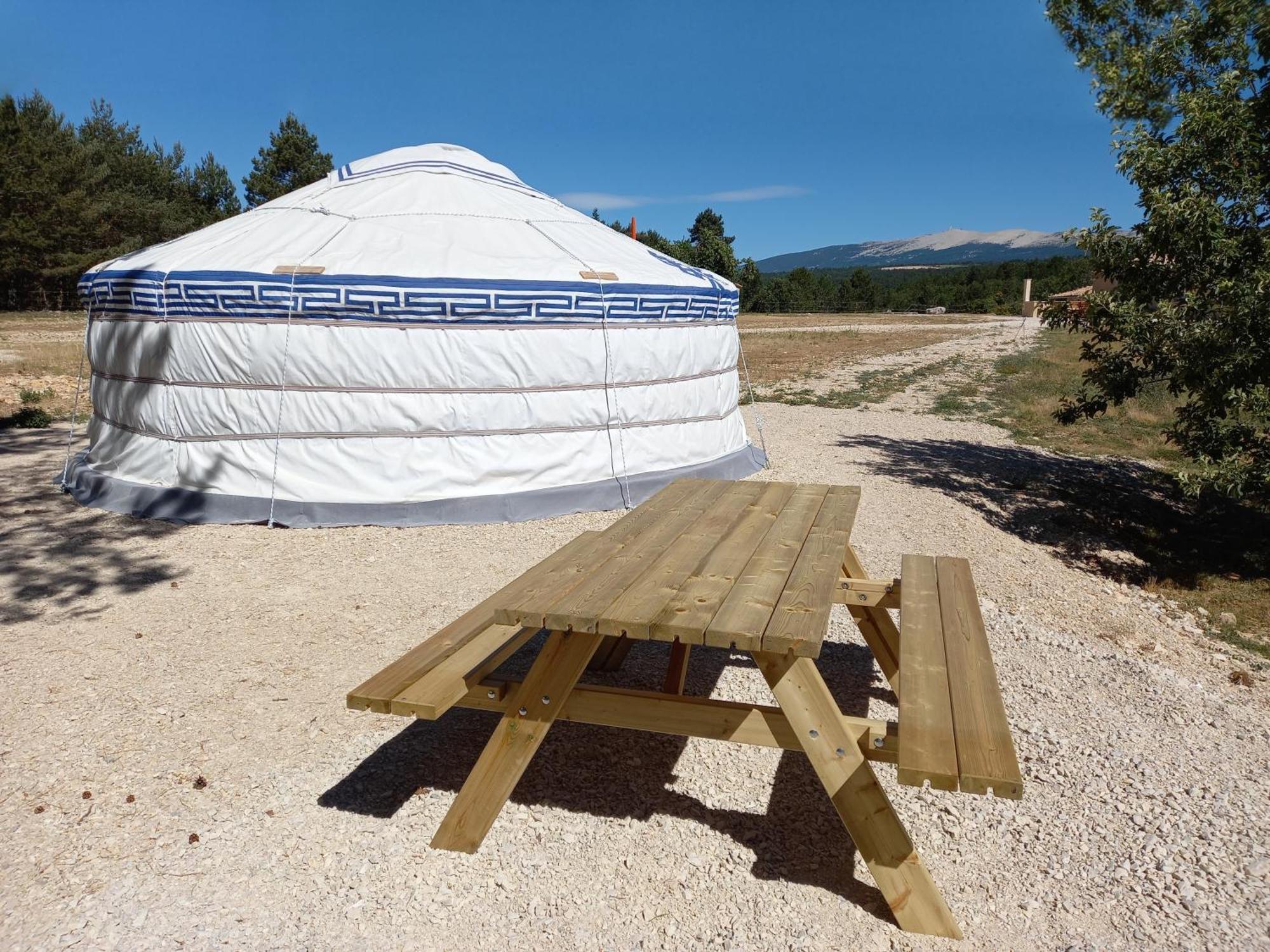 A Ventoux Yourte Monieux Exteriör bild